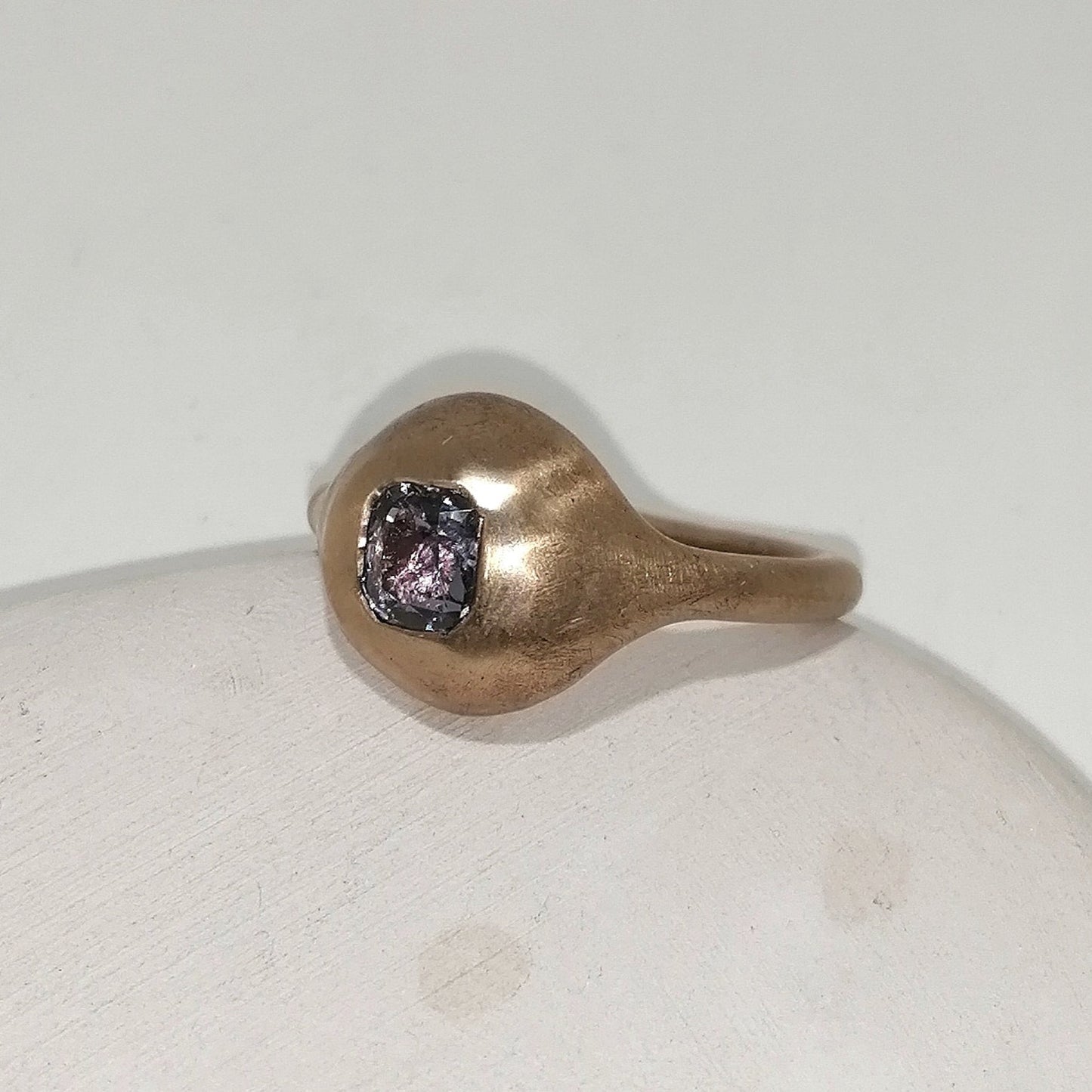 Gray spinel ring