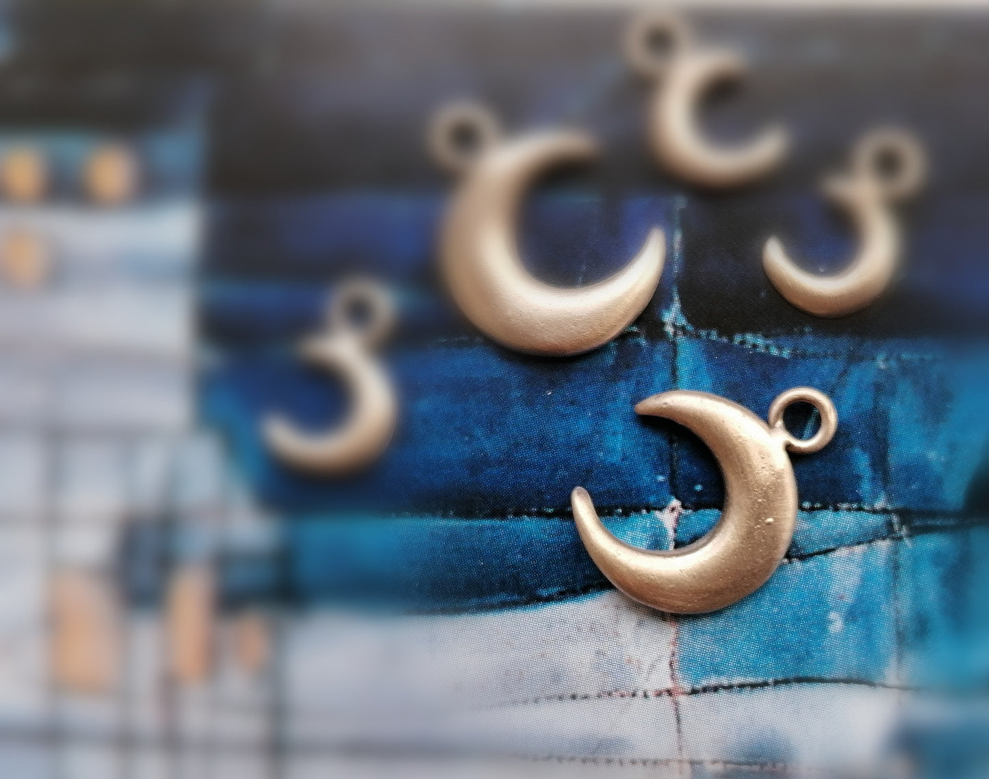 Small moon earrings