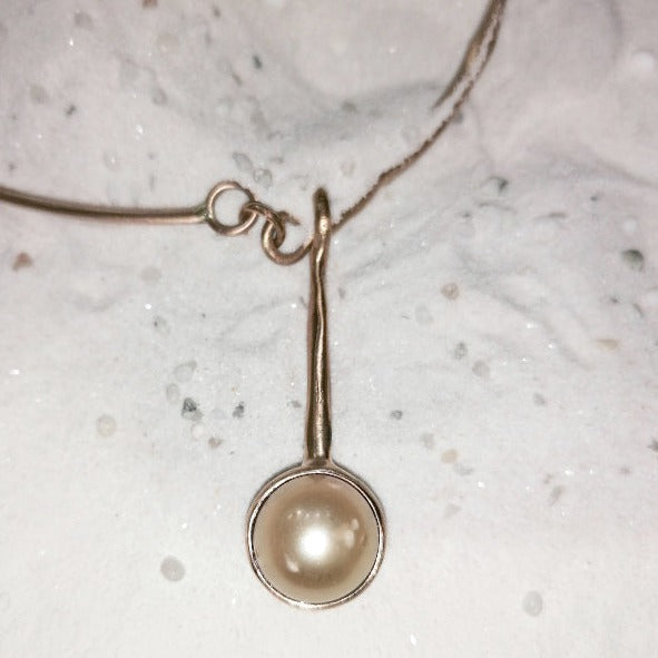 Semi-rigid choker with Australian pearl 
