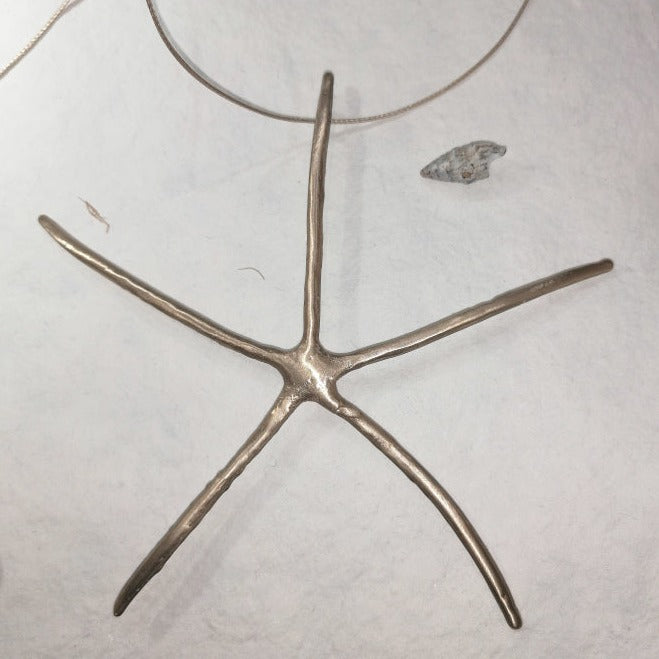 Thin starfish necklace